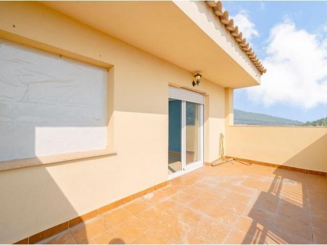 Exclusivo adosado con terraza panorámica y patio en La Pobla Tornesa