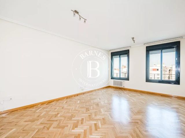 Exclusivo apartamento con garaje en el corazón de Almagro