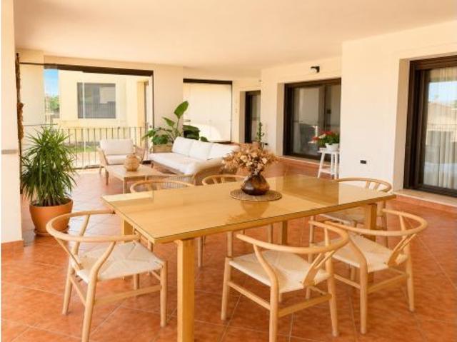 Exclusivo apartamento con gran terraza acristalada y vistas abiertas en Valle Romano, Estepona