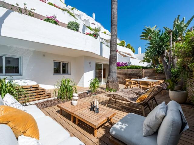 Exclusivo Apartamento con Jardín Privado, Jacuzzi y Licencia Turística a Poca Distancia de Puerto Banús