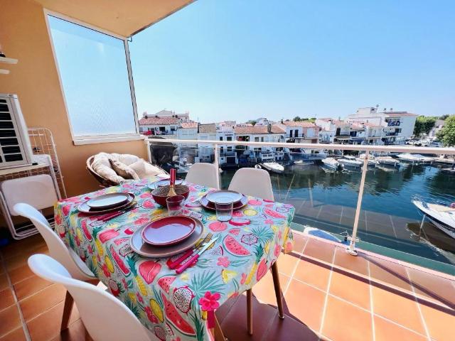 Exclusivo apartamento con vistas al canal en el corazón de Empuriabrava