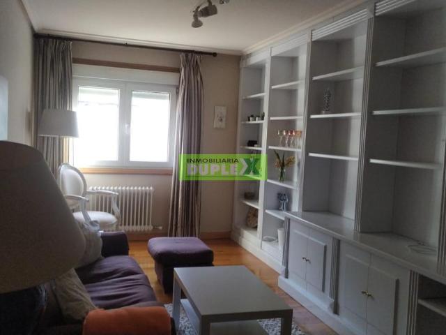 EXCLUSIVO APARTAMENTO AMUEBLADO EN EL CORAZÓN DE PONTEVEDRA CON GARAJE Y BODEGA