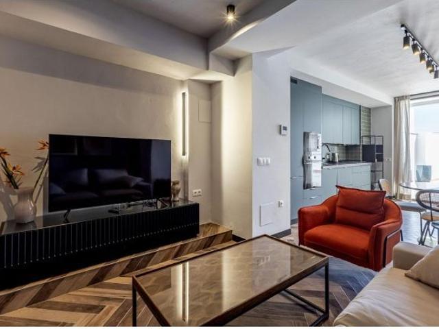 # *Exclusivo Apartamento de Lujo en Planta Baja con Gran Patio Privado y Licencia Turística – Tota