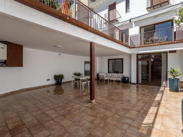 # *Exclusivo Apartamento de Lujo en Planta Baja con Gran Patio Privado y Licencia Turística – Totalmente Amueblado y Listo para Disfrutar