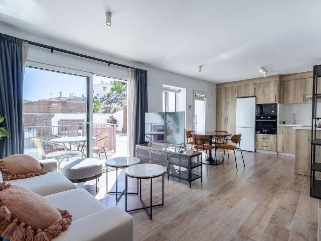 # *Exclusivo Apartamento de Lujo en Planta Primera con Amplia Terraza Soleada y Licencia Turística – Totalmente Amueblado y Listo para Disfrutar