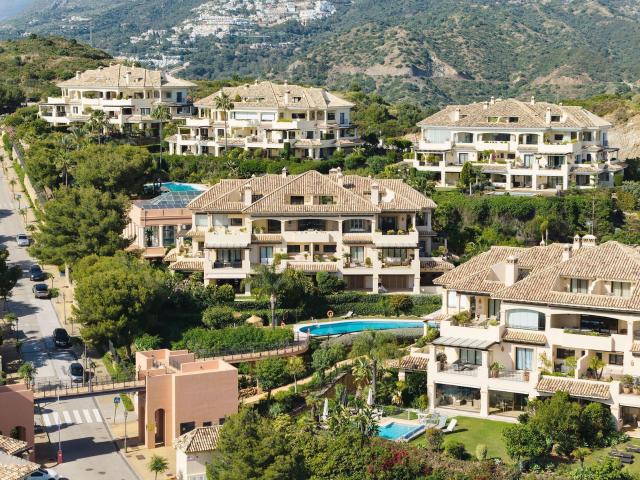 Exclusivo Apartamento de Tres Dormitorios con Vistas Panorámicas al Mar y la Montaña en Aloha Park