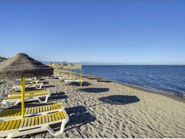 Exclusivo apartamento dúplex con terraza y garaje a solo 400 metros de la playa de La Carihuela, Tor