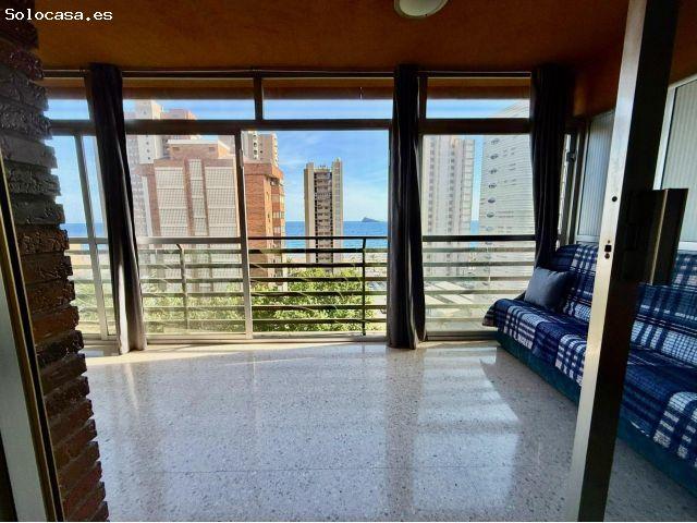 EXCLUSIVO APARTAMENTO EN BENIDORM CON VISTAS AL MAR, PARKING, PISCINA COMUNITARIA Y TERRAZA ACRISTAL