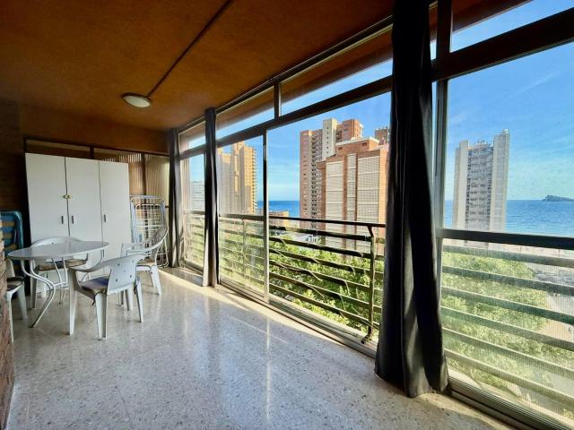 EXCLUSIVO APARTAMENTO EN BENIDORM CON VISTAS AL MAR, PARKING, PISCINA COMUNITARIA Y TERRAZA ACRISTALADA