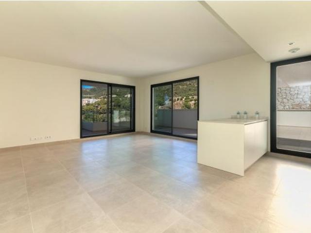 Exclusivo apartamento en planta baja con espectacular terraza de 150 m2 y vistas al mar