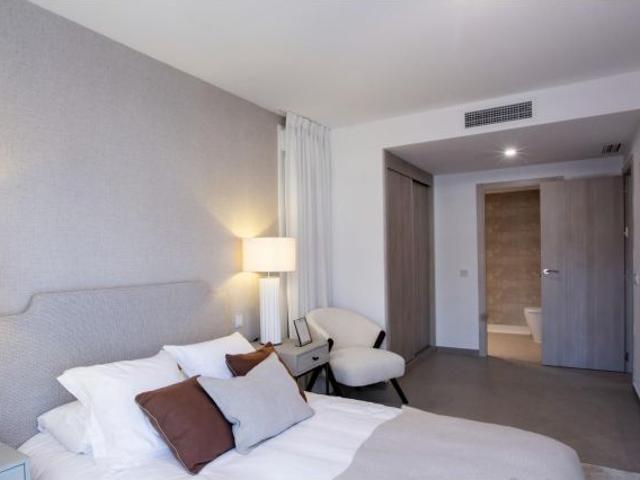 Exclusivo apartamento en planta baja con terraza y a solo 200 metros del mar