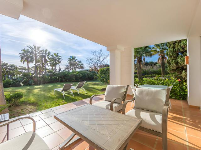 Exclusivo Apartamento En Planta Baja En Una Urbanización De. 86m² Casares