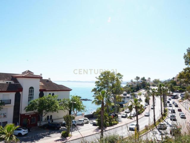 Apartamento con vistas al golf en una de las mejores zonas de la Costa del Sol, con garaje y piscina