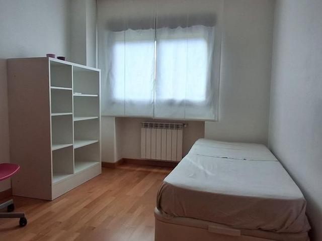 Exclusivo apartamento exterior con piscina y vistas despejadas en Ensanche de Vallecas