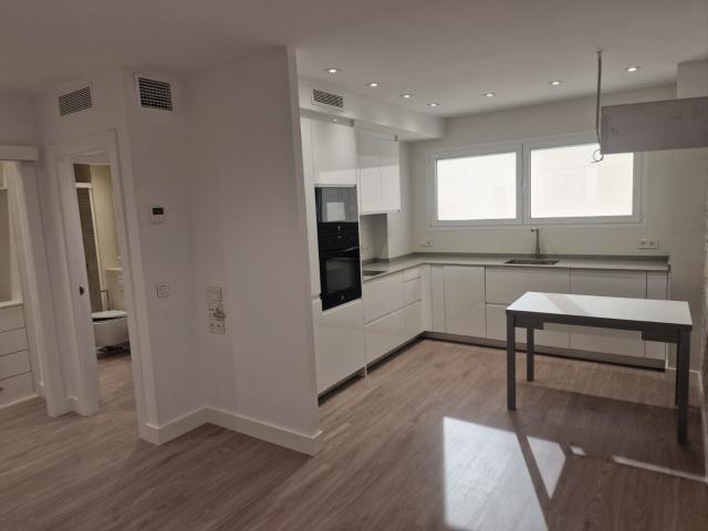 Exclusivo apartamento, pleno centro de la ciudad, a estrenar, junto a Plaza de España. Situado en el epicentro financiero, comercial e histórico de Zaragoza. A tan sólo 5 minutos de la Basílica del Pilar, y zona de tapas más representativas de la ciudad