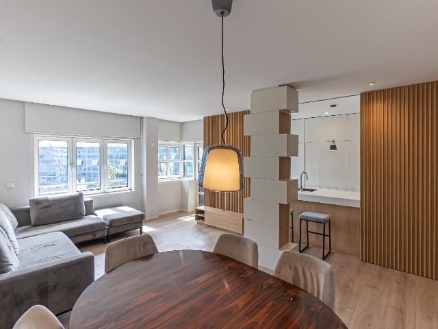 Exclusivo apartamento T2 situado na emblemática Praça da Galiza, uma das localizações mais procuradas da cidade do Porto