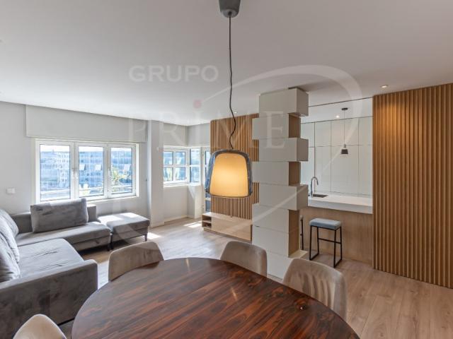 Exclusivo apartamento T2 situado na emblemática Praça da Galiza, uma das localizações mais procuradas da cidade do Porto