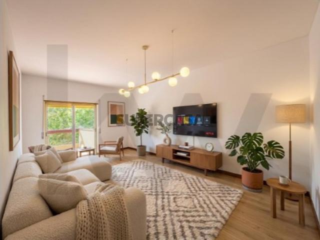 Exclusivo Apartamento T3 Junto ao Golfe: Último Andar com Potencial de Luxo na Rua Garcia de Resende