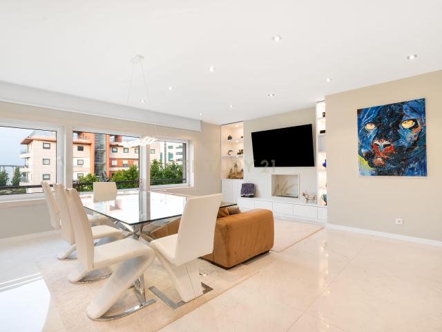 Exclusivo Apartamento T4 com Renovação de Charme | Alameda dos Oceanos, Parque das Nações Norte |
