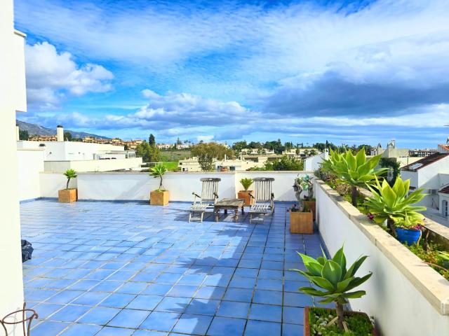 Exclusivo Apartamento totalmente reformado con gran terraza y completas zonas comunes, a pocos minutos de Puerto Banús