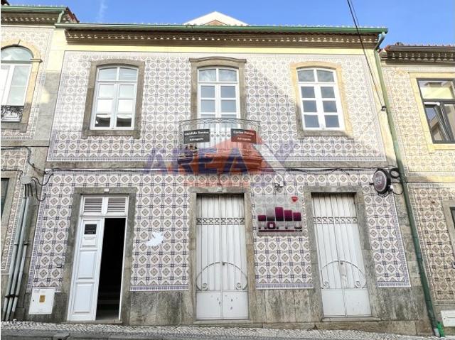 EXCLUSIVO ÁREA X Edifico destinado a comércio e escritórios, no centro da cidade