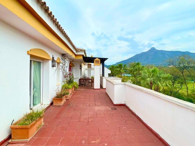 Exclusivo Ático con Gran Terraza en La Dama de Noche – Excelente Inversión Vacacional junto a Puerto Banús