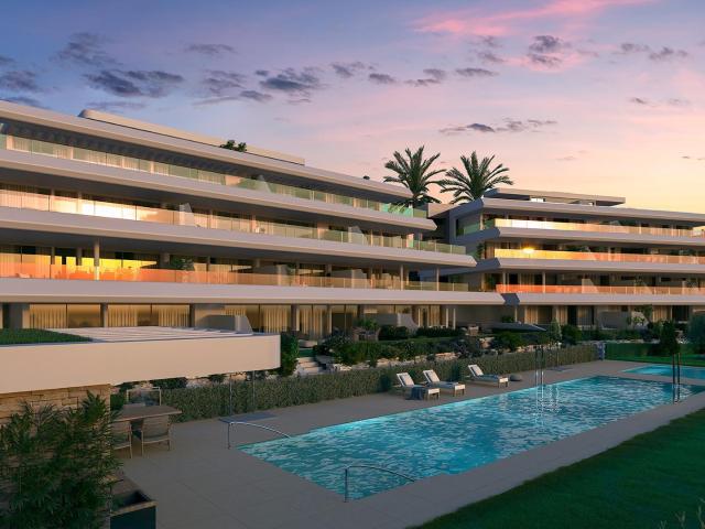 Exclusivo ático de 3 dormitorios con solárium, jacuzzi y vistas panorámicas al mar en Estepona