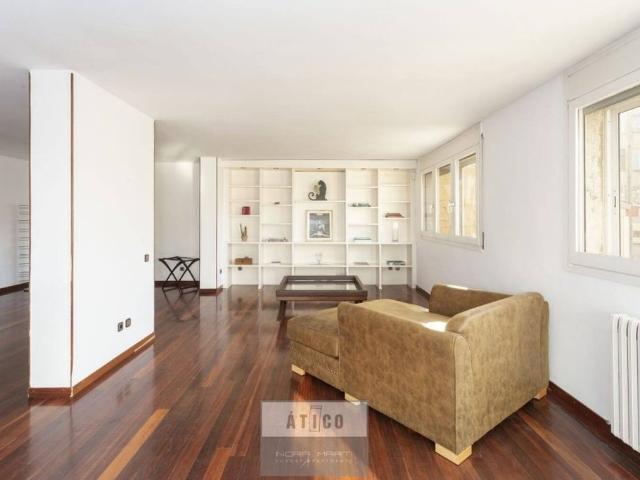 Exclusivo ático de 180 m2 en alquiler Barcelona, Cataluña