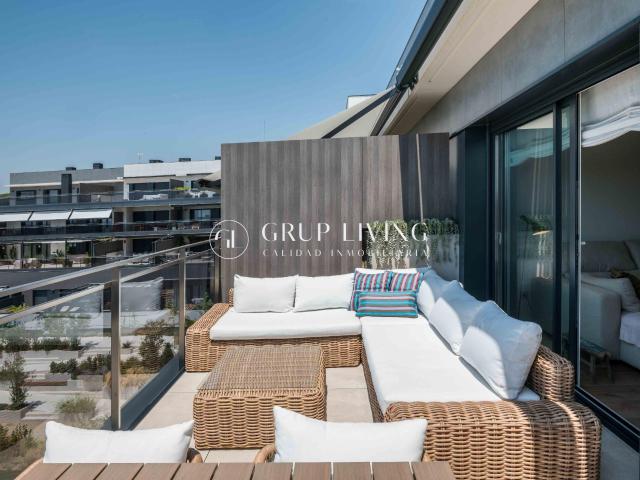 EXCLUSIVO ÁTICO DE OBRA NUEVA CON VISTAS AL MAR EN LA PLANA, SITGES