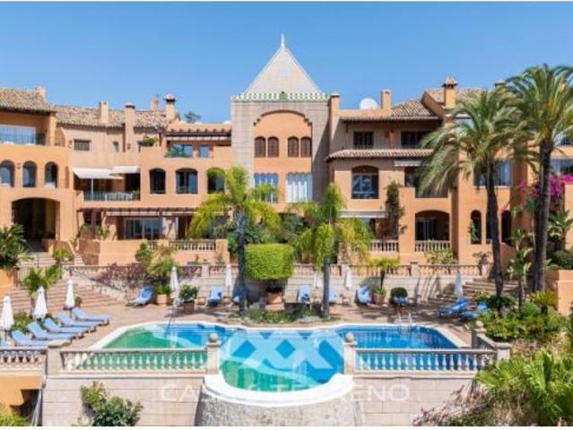 Exclusivo Ático de Lujo con Vistas Panorámicas al Mediterráneo en Nueva