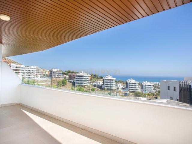 Exclusivo Ático de Lujo en Higuerón West con Impresionantes Vistas al Mar