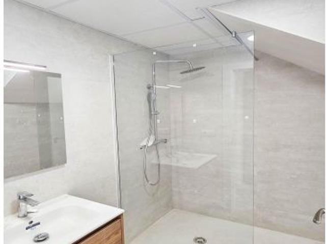 Exclusivo ático dúplex de tres niveles con solárium privado, jacuzzi y vistas al mar a solo 200 metr