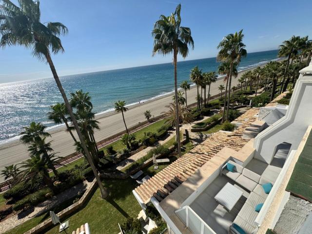 Exclusivo Ático Dúplex en Venta en Primera Línea con Vistas al Mar en Dominion Beach, Estepona
