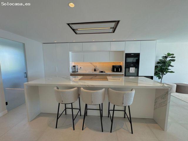 Exclusivo Ático Dúplex en Venta en Primera Línea con Vistas al Mar en Dominion Beach, Estepona