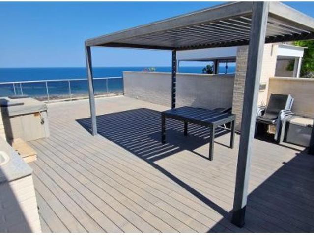 Exclusivo Ático en Arenales del Sol con Vistas al Mar y Plaza de Parking