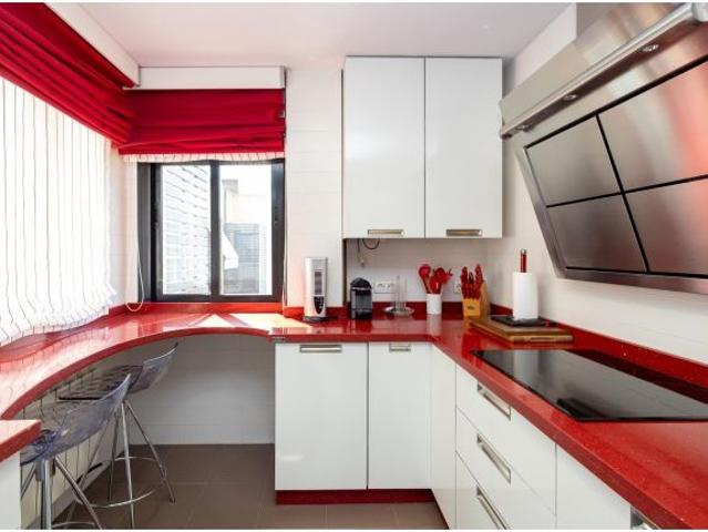 EXCLUSIVO ÁTICO EN EDIFICIO ROMA – LUZ, TERRAZA Y CALIDAD DE VIDA EN GRANADA