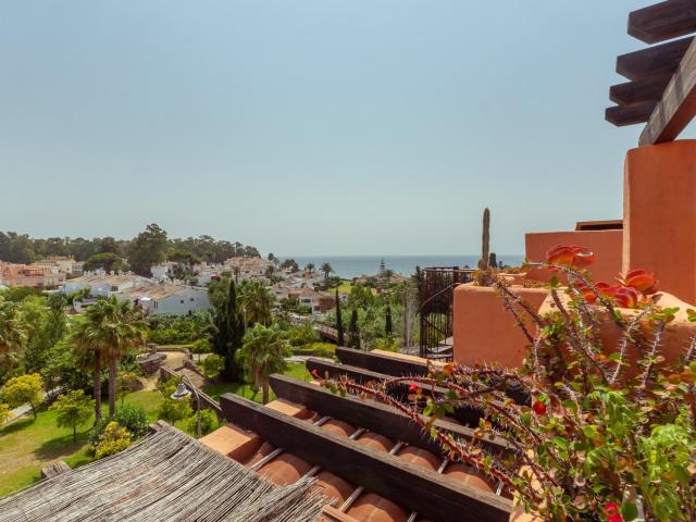 EXCLUSIVO ATICO EN PLAYA DEL ANGEL, ESTEPONA: amplitud, privacidad, vistas al mar y a la montaña