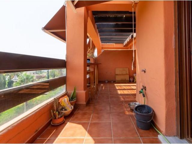 EXCLUSIVO ATICO EN PLAYA DEL ANGEL, ESTEPONA: amplitud, privacidad, vistas al mar y a la montaña