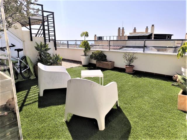 Exclusivo Ático en Venta con Impresionantes Vistas al Mar y la Montaña