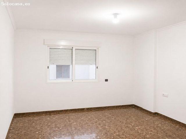 Exclusivo ático en venta en Alzira, ubicado en un tercer piso con ascensor