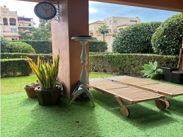Exclusivo bajo con jardín en Residencial Benatalaya, listo para entrar a vivir y disfrutar del veran