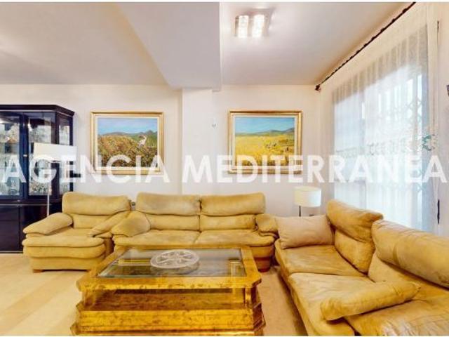 Exclusivo Dúplex con Terraza y Garaje en la Playa de la Malvarrosa