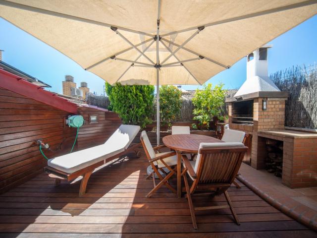 EXCLUSIVO DÚPLEX CON TODO! TERRAZA, PKG, TRASTEROS.