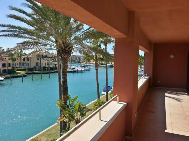 Exclusivo Dúplex en Sotogrande con Vistas Inigualables al Puerto y La Marina