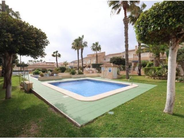 EXCLUSIVO DÚPLEX ESQUINA CON SOLÁRIUM, SÓTANO Y VISTAS AL MAR EN DOÑA PEPA – CIUDAD QUESADA
