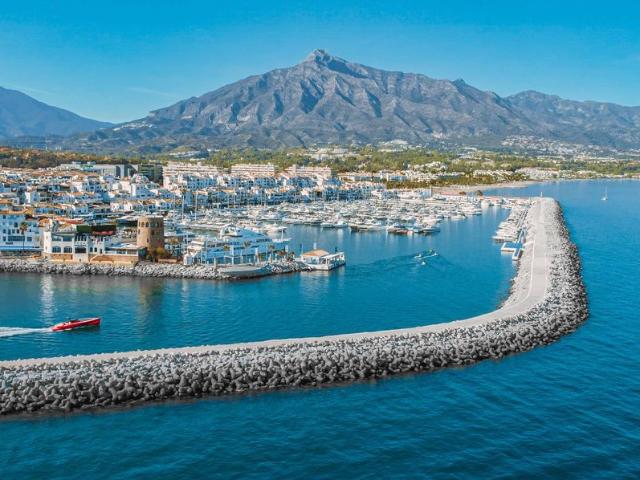 Exclusivo hotel de 10067 m2 en venta Puerto Banús, España