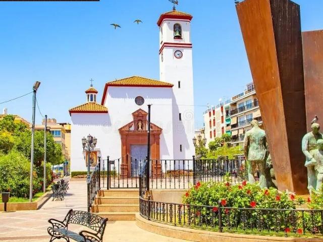 EXCLUSIVO LOCAL COMERCIAL EN PLAZA DE LA CONSTITUCIÓN – UBICACIÓN PRIME EN EL CENTRO DE FUENGIROLA
