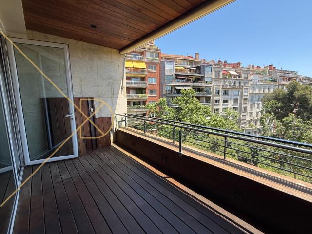 Exclusivo piso alto de 215 m2 en alquiler con terraza y vistas al Turó Park