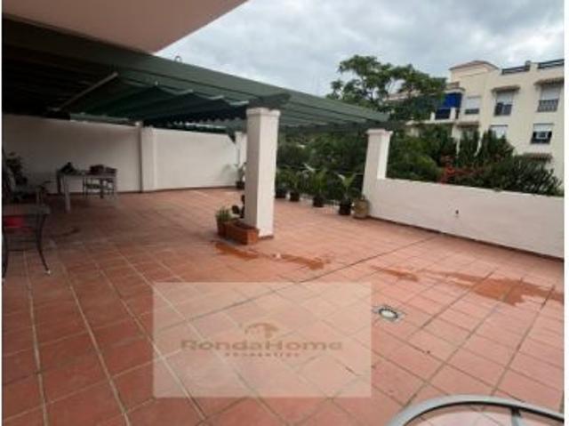 Exclusivo piso de 2 dormitorios con amplia terraza, piscina y garaje junto a