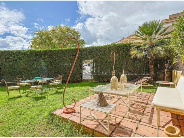 Exclusivo piso de esquina con jardín privado en Tomares, Santa Eufemia